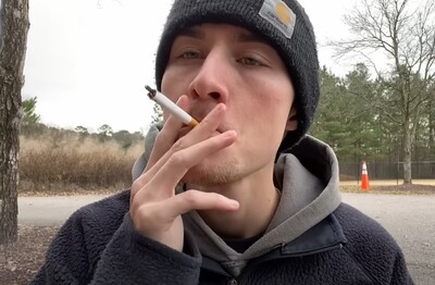 Лечение зависимости от табакокурения во Владимире Мужчина с сигаретой делает затяжку