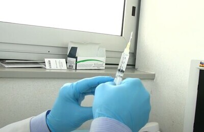 Проведение кодирования Вивитролом во Владимире Шприц с Вивитролом в руках у врача